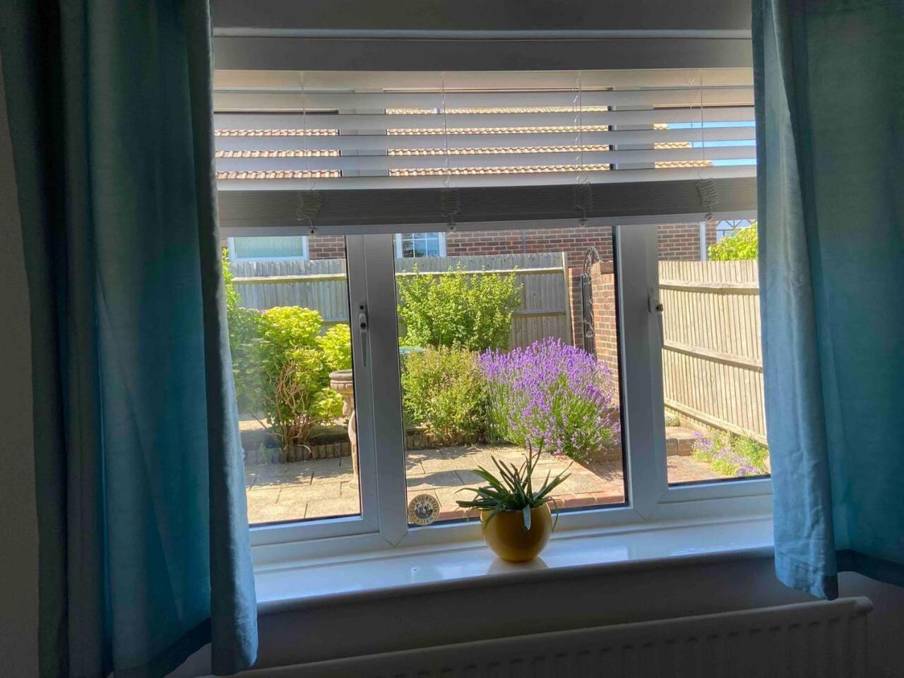 2 Bed Retreat With Amazing Sea Views In *
